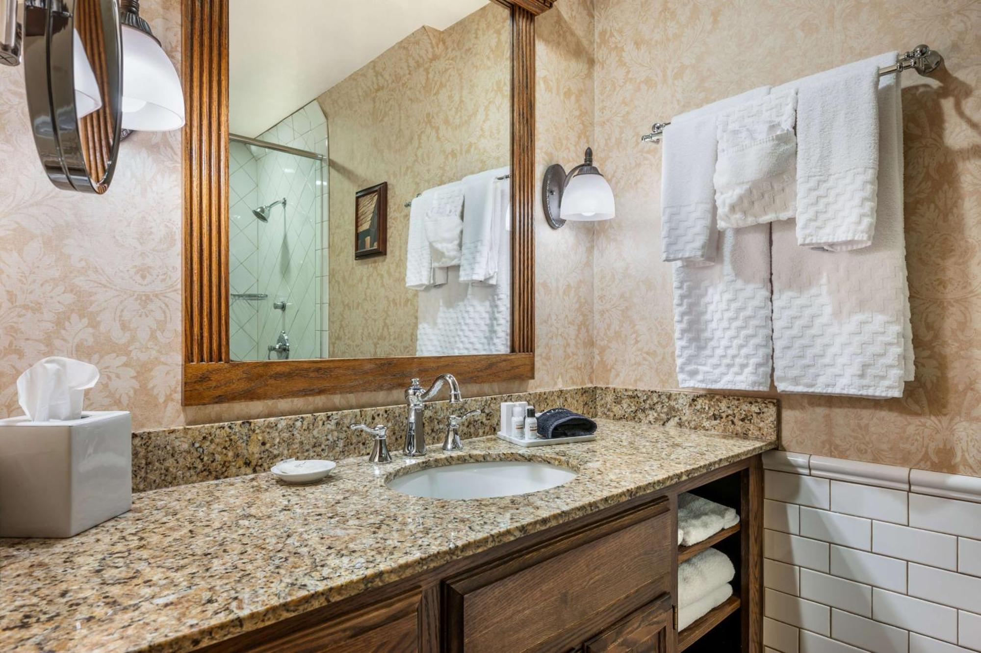Best Western Premier Mariemont Inn Cincinnati Exterior photo
